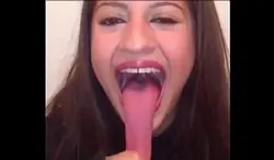 12 сантиметров язык у девушки, прикиньте таким да по нежному клитору по шуршать и прямиком в вагину