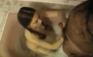 Батек грузин залез в ванную к молоденькой дочурке и попросил подмыть его, да пососать членик