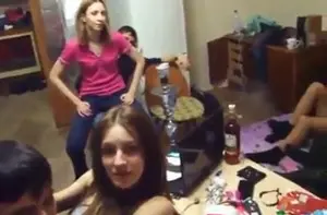 Русская вечеринка в деревне с множеством бухла и секса с кальяном на столе